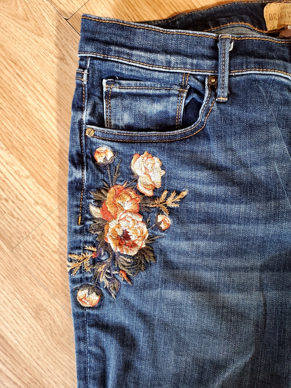 DRIFTWOOD Isabel Floral Embroiderd Light Flare Jeans Size 30 - Picture 3 of 11